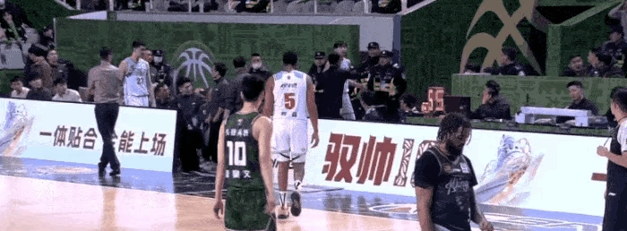 凯恩CBA下课的七位球迷热议(cba赛后球迷呼喊不当言论被行拘) 凯恩CBA下课的七位球迷热议(cba赛后球迷呼喊不当言论被行拘)